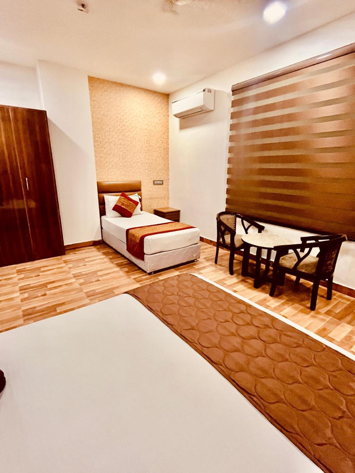 Amora Rooms Dwarka Нью-Дели Экстерьер фото